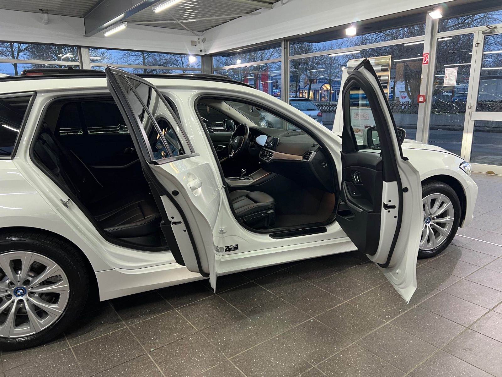 BMW 330 e Touring Advantage - Samsaru's Car Outlet
