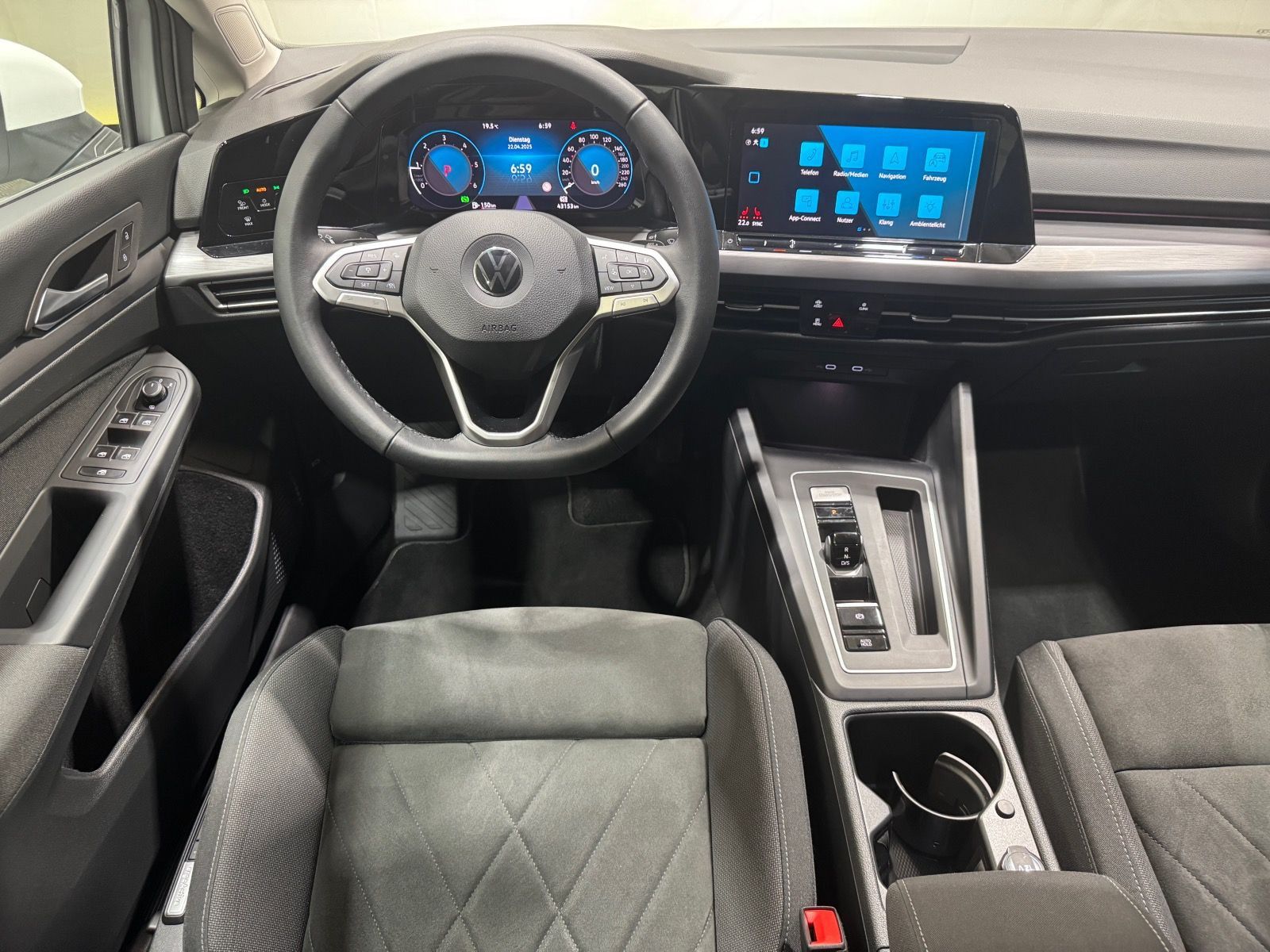 Volkswagen Golf Style 2.0 TDI DSG - Samsaru's Car Outlet