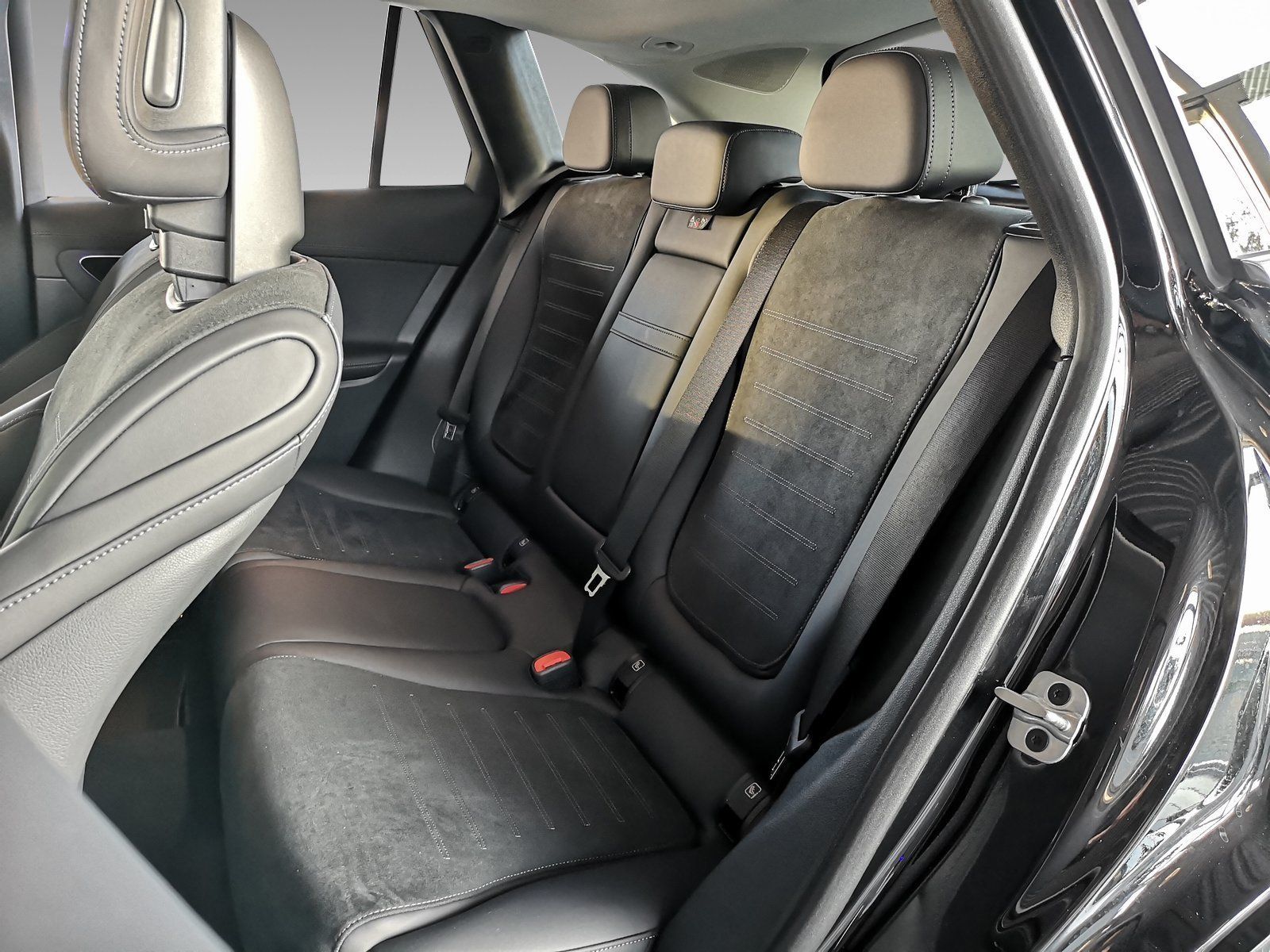 Mercedes-Benz GLC 300 4M AMG PREMIUM+PANO+AHK+STANDHEIZUNG+360