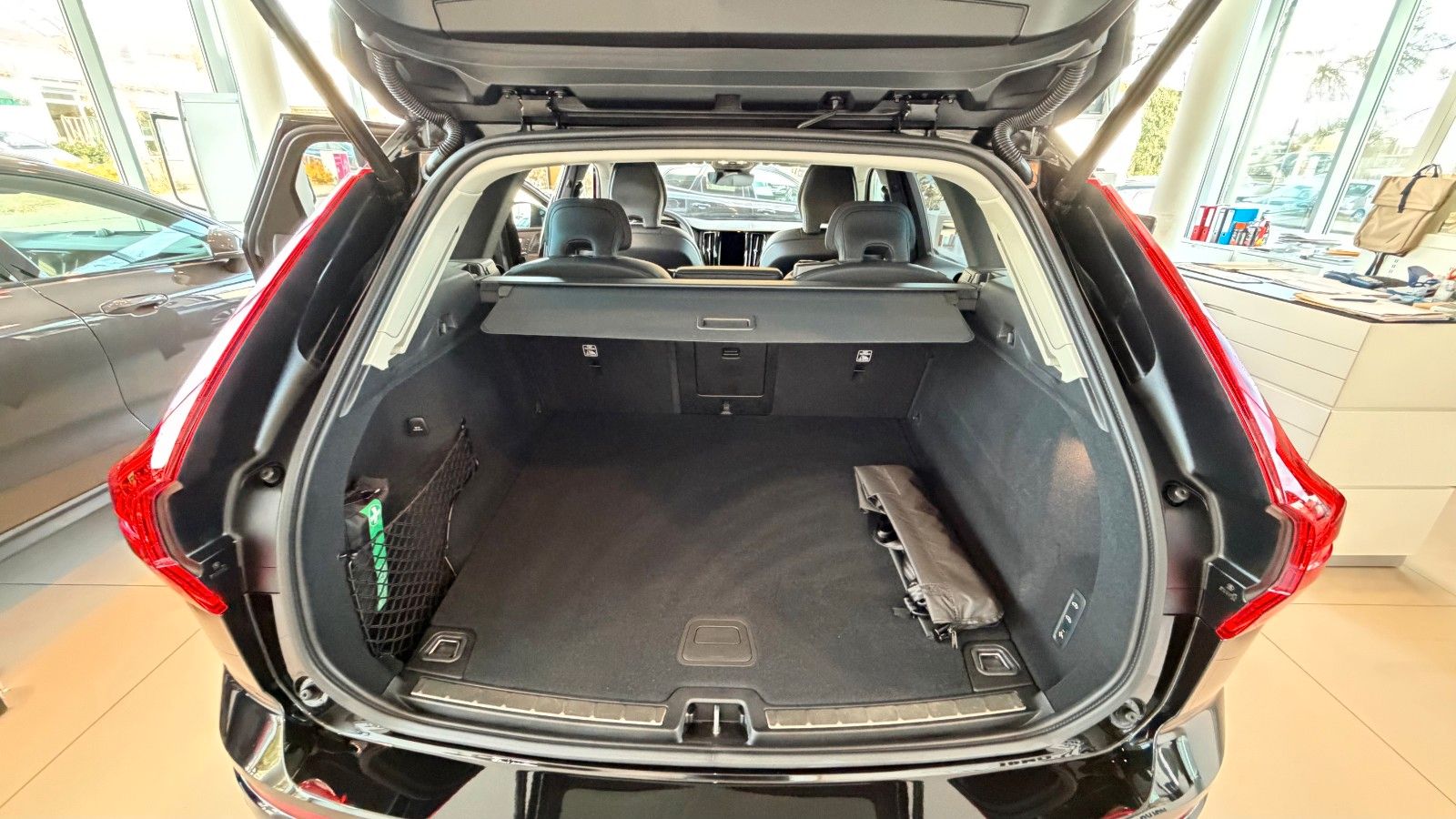 Volvo XC60 B5 Benzin Ultra Dark AWD/AHK/Luftfahrw./+++