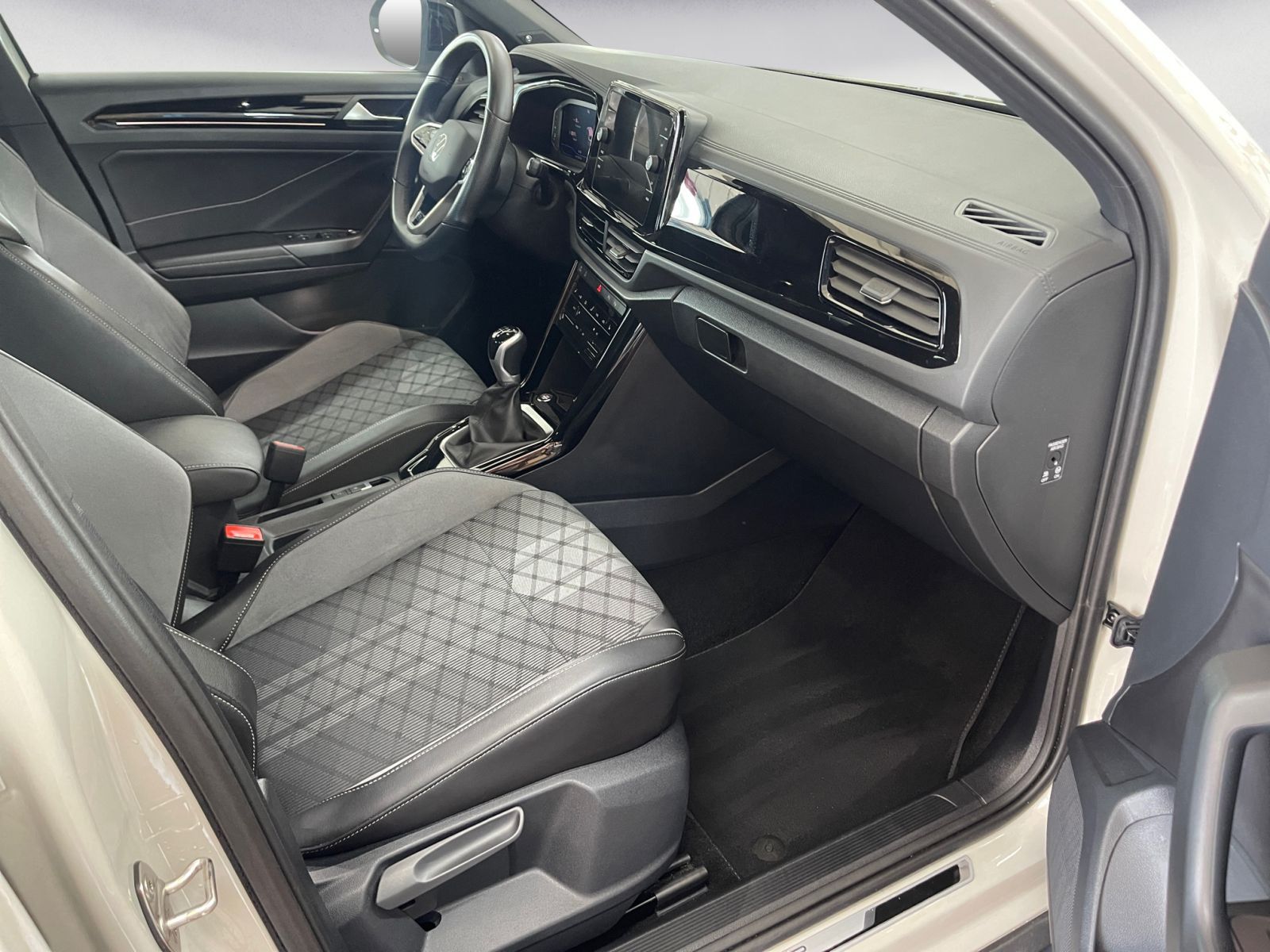 Volkswagen T-Roc R-Line 1.5 TSI - Samsaru's Car Outlet