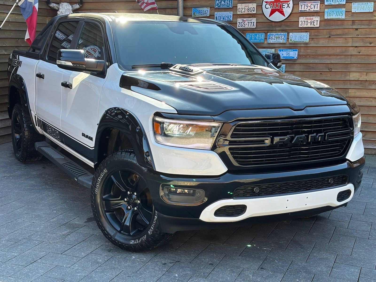 Dodge RAM 1500 Laramie 5.7L 12Zoll Display 4x4 AHK