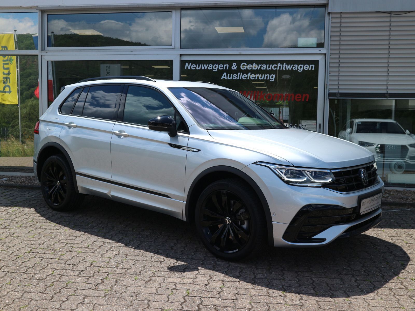 Volkswagen Tiguan R-Line 2.0 TDI 4M DSG AHK BlackStyle PANO