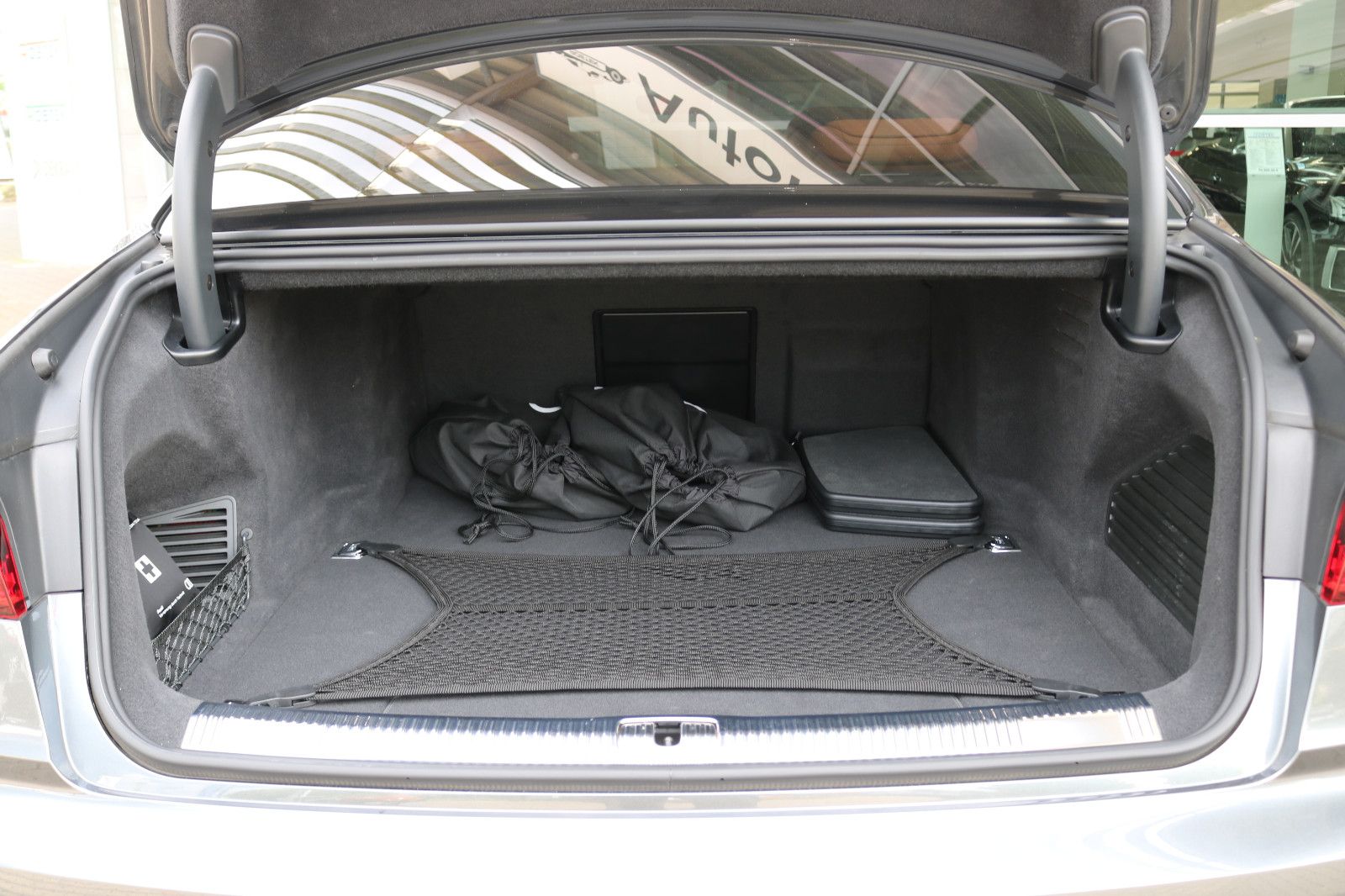 Audi A8 L 60 TFSI e Lang S line - Samsaru's Car Outlet