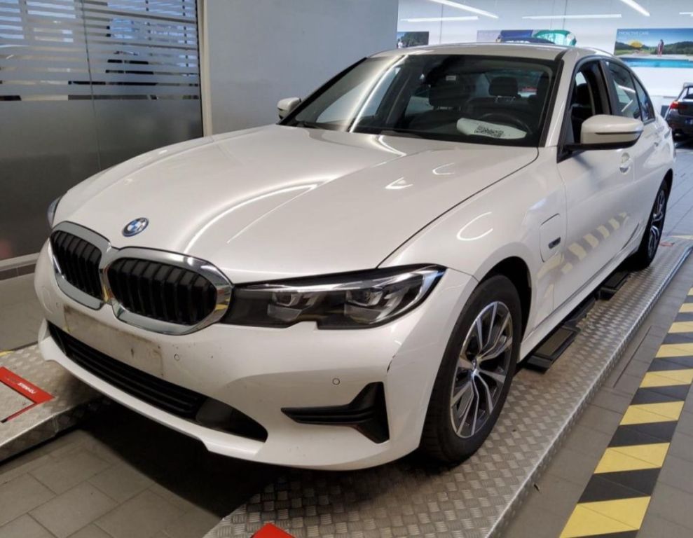 BMW 320e Aut. Advantage - Samsaru's Car Outlet