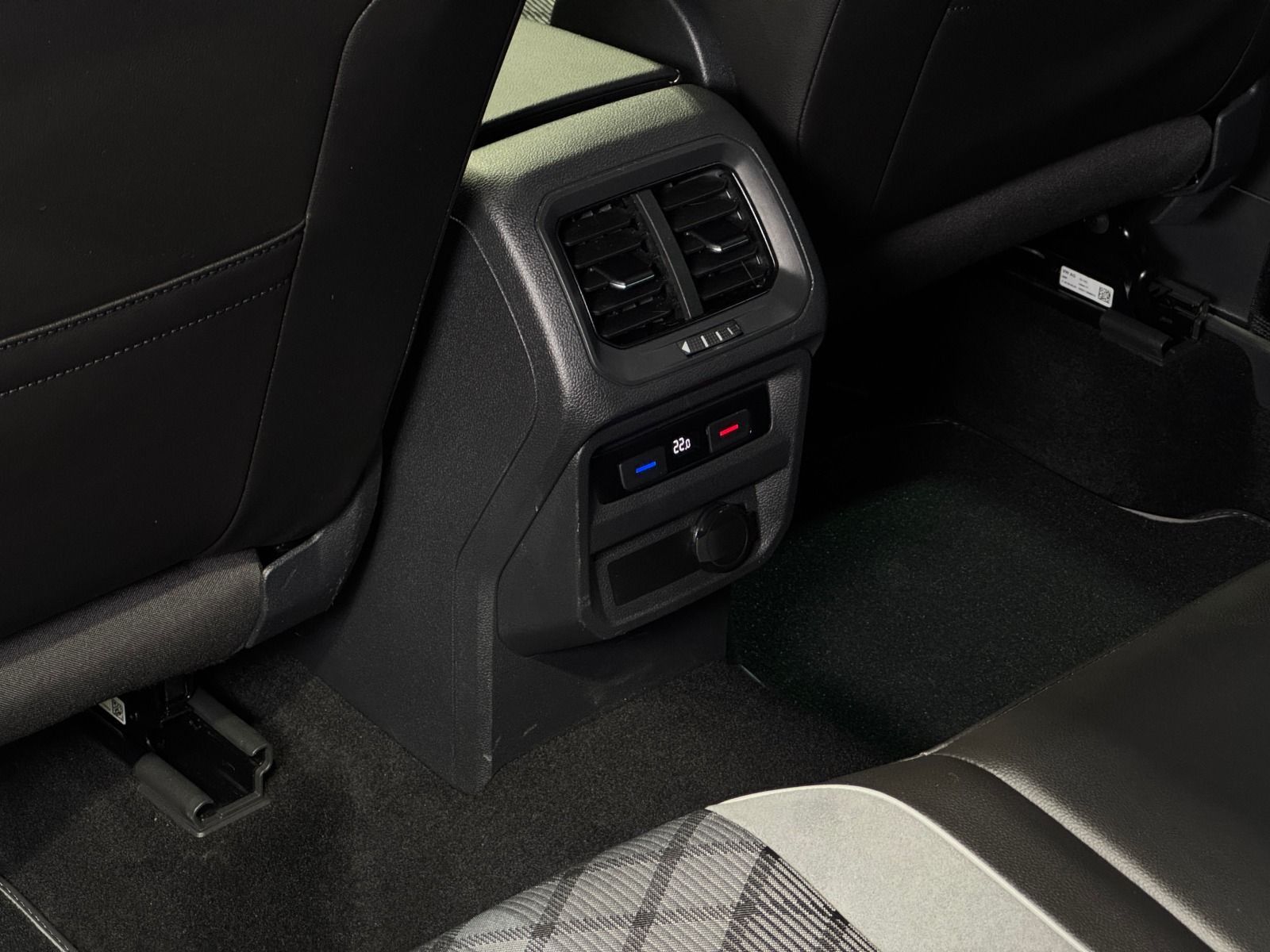 Volkswagen Tiguan R-Line 1.5 TSI DSG - Samsaru's Car Outlet