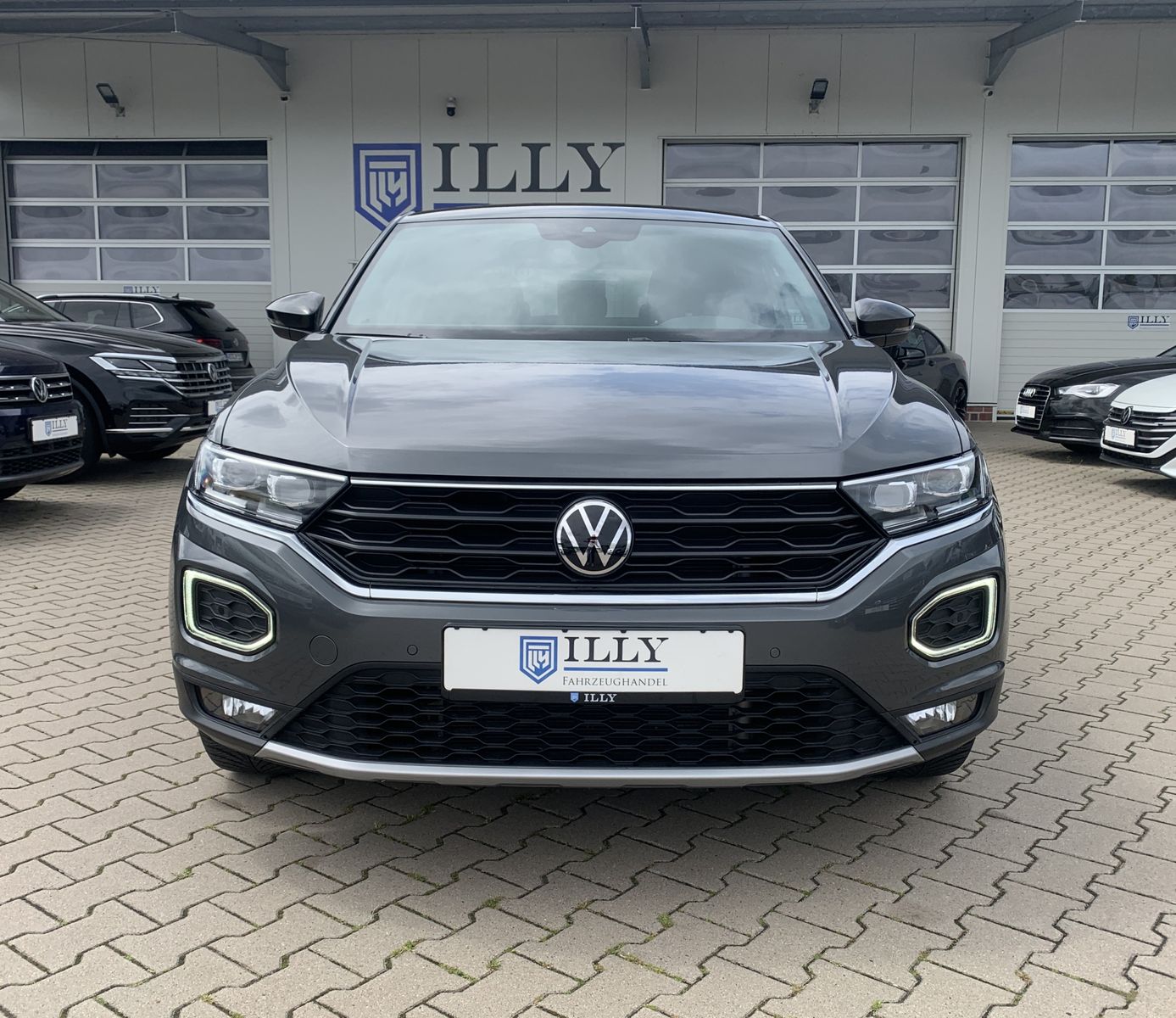 Volkswagen T-Roc 1.5 TSI Sport - Samsaru's Car Outlet