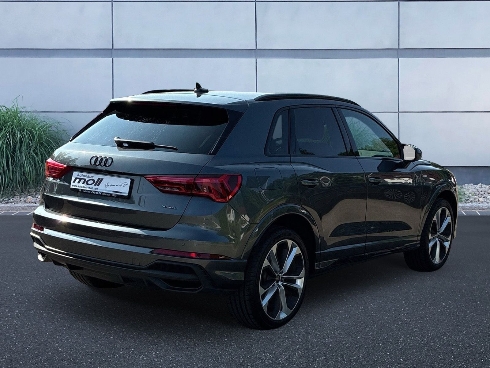 Audi Q3 40 TFSI quattro S line - Samsaru's Car Outlet