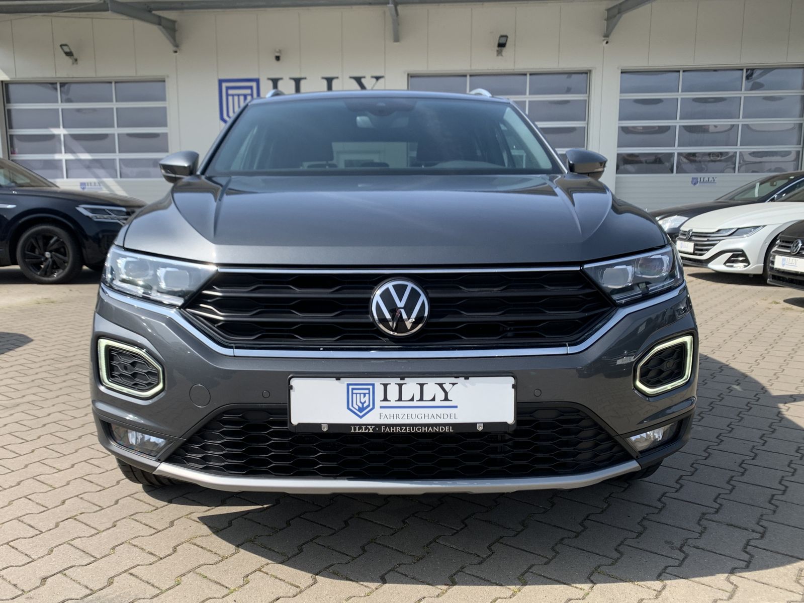 Volkswagen T-Roc 1.5 TSI Sport - Samsaru's Car Outlet