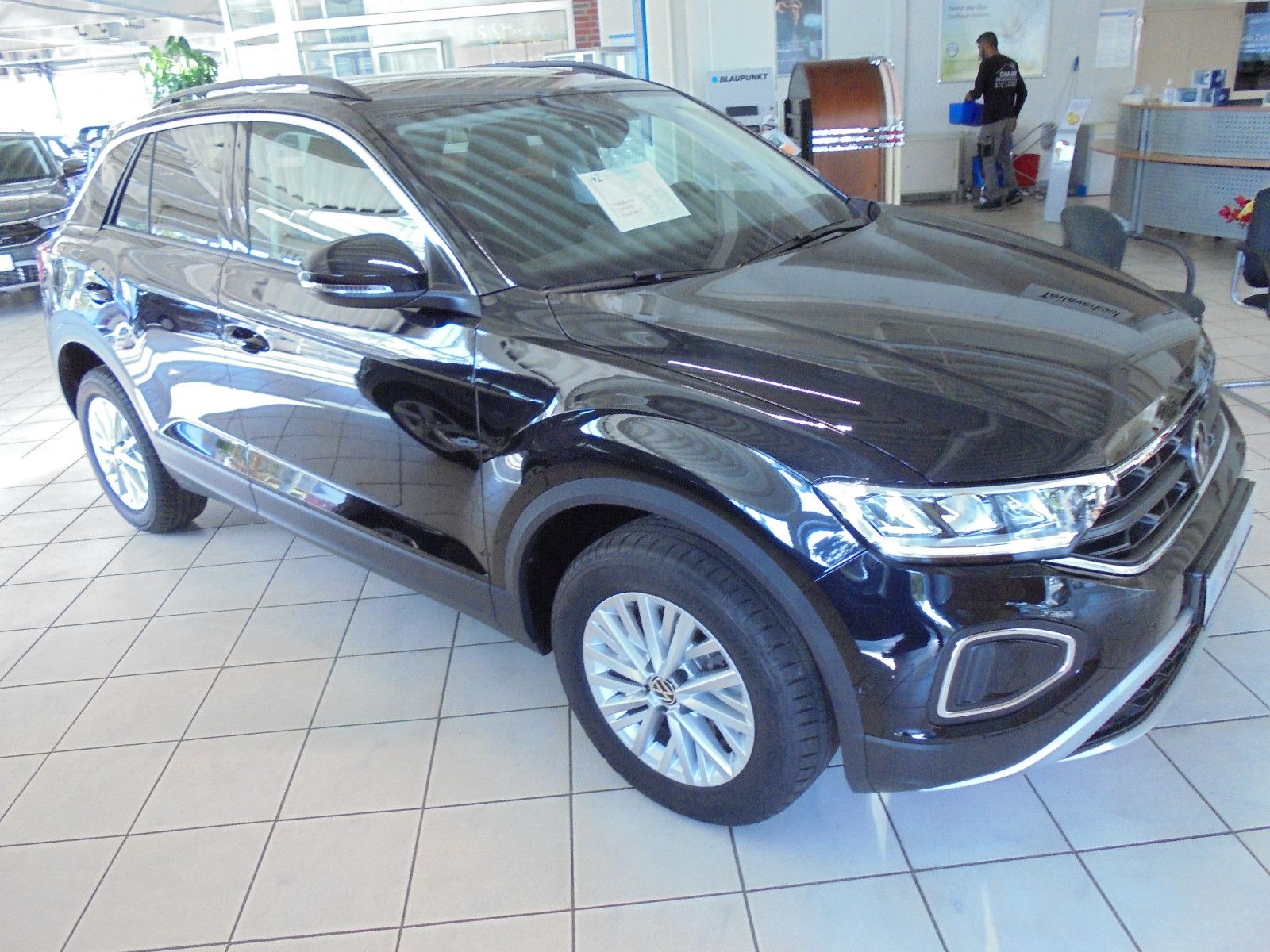 Volkswagen T-Roc TDI DSG Life - Samsaru's Car Outlet
