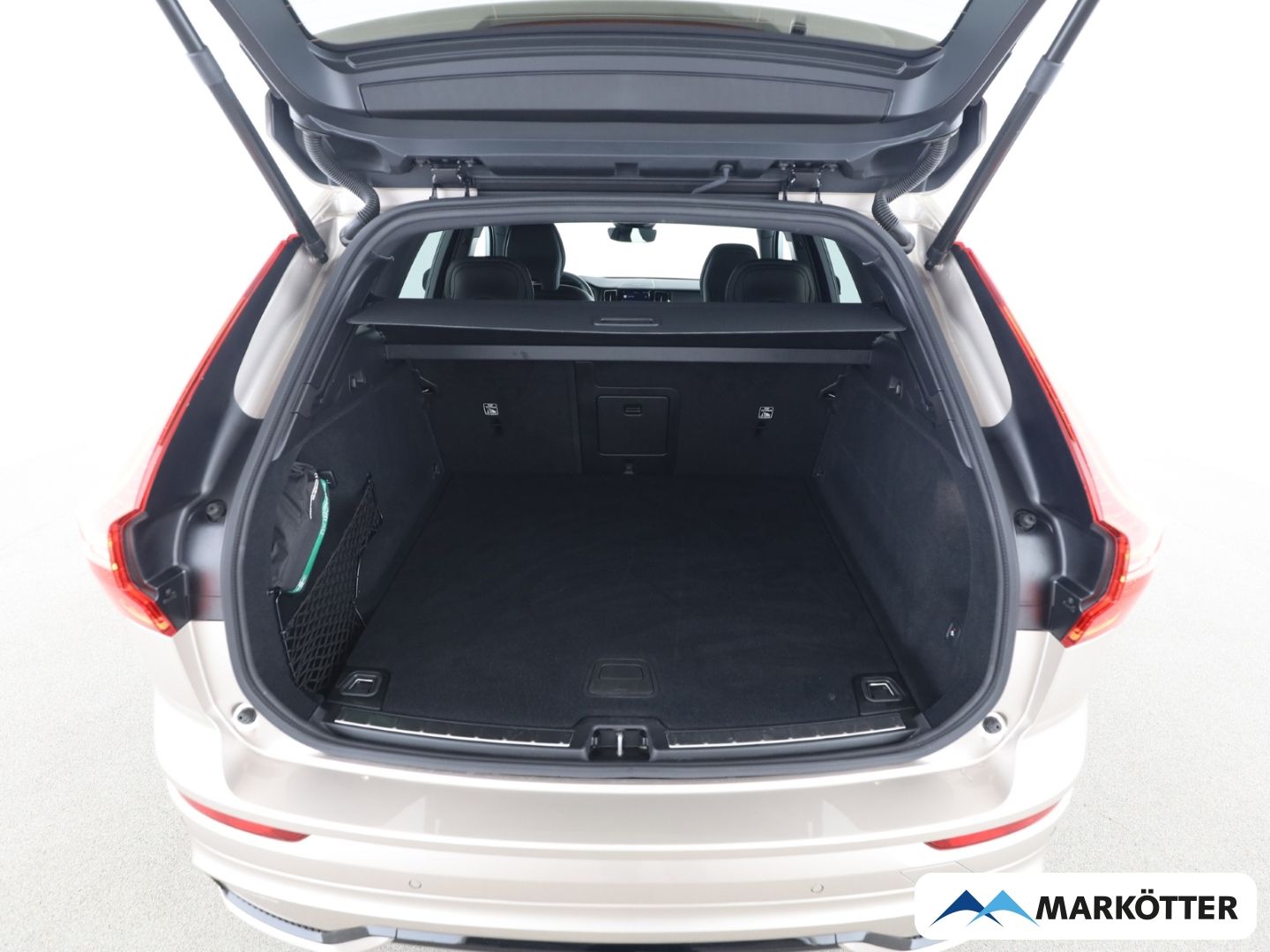 Volvo XC60 B5 AWD Plus Dark AHK/PANO/HARMAN/LHZ/BLIS