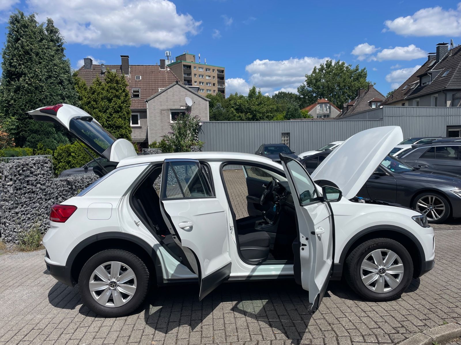 Volkswagen T-Roc - Samsaru's Car Outlet