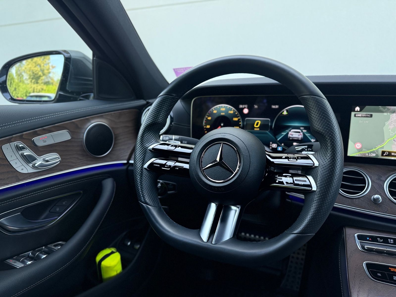 Mercedes-Benz E 300e AMG-Paket - Samsaru's Car Outlet