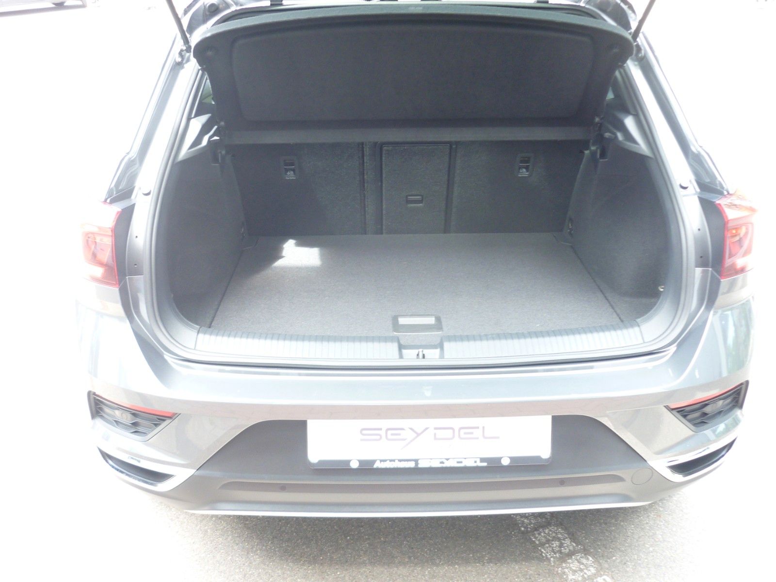 Volkswagen T-Roc 1.5 TSI Sport - Samsaru's Car Outlet