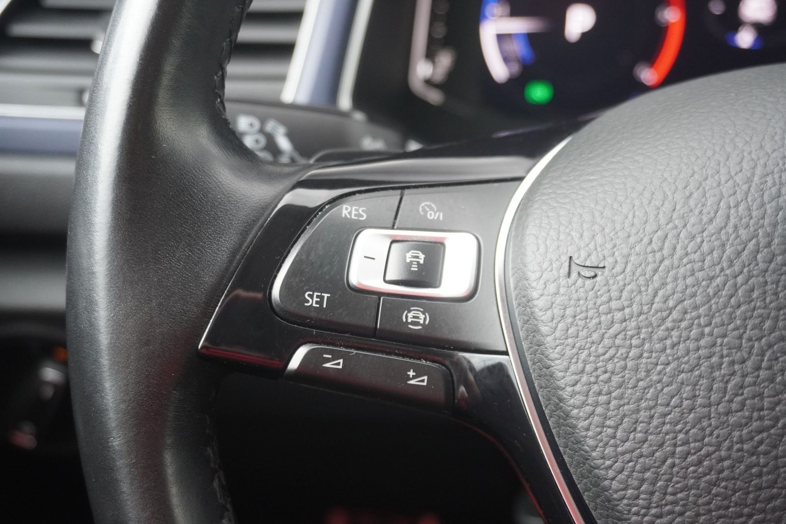 Volkswagen T-Roc 2.0 TDI R-Line 4M DSG - Samsaru's Car Outlet