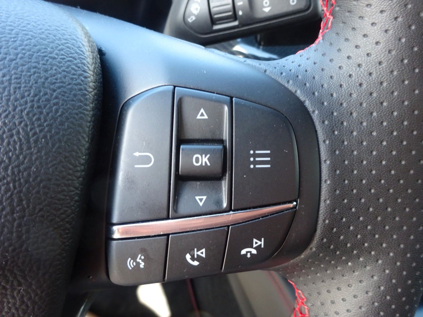 Ford Focus Turnier ST-Line X Autom AHK iACC HuD