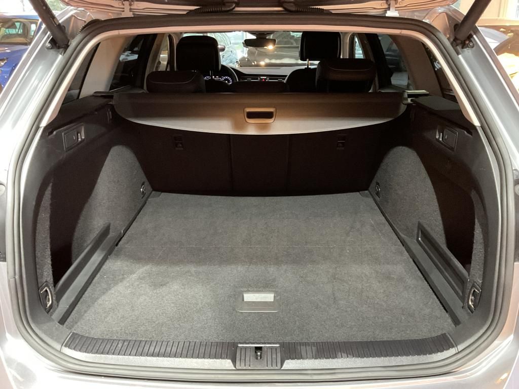 Volkswagen Passat Variant 1.5 TSI DSG Elegance - Samsaru's Car Outlet