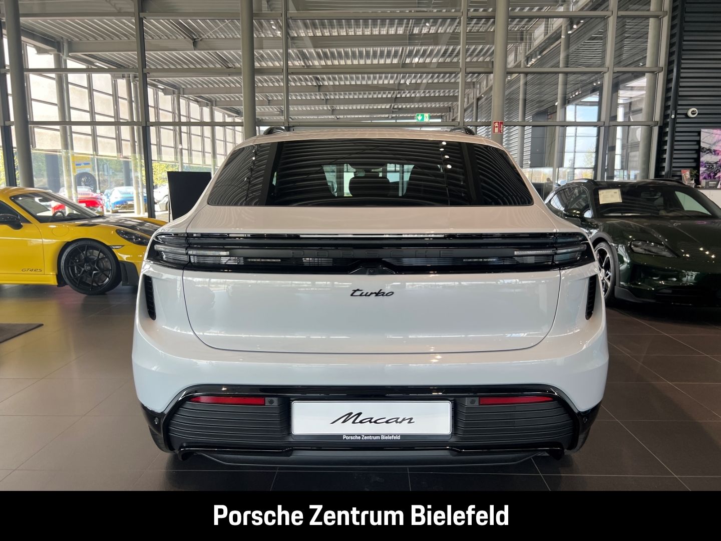 Porsche Macan Turbo Burmester Luftfederung Panoramadach