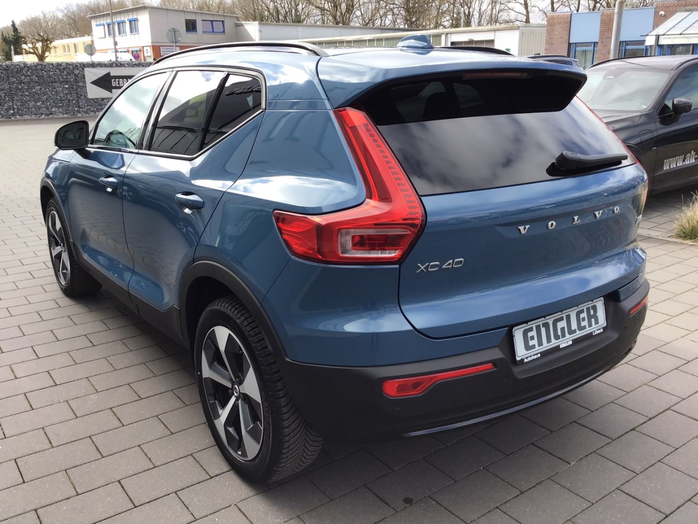 Volvo XC40 B3 Plus Dark - Samsaru's Car Outlet