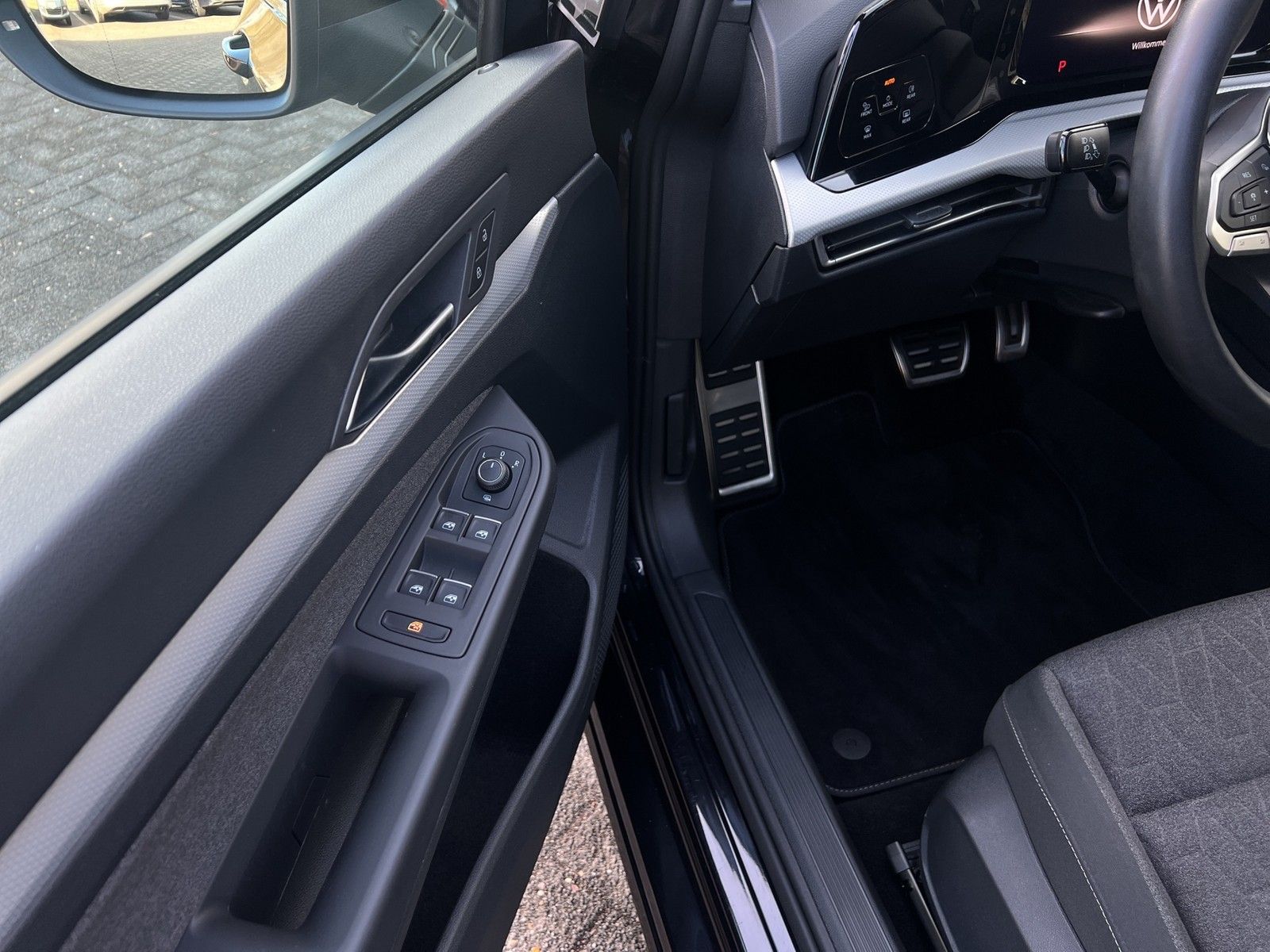 Volkswagen Golf VIII 1.5 eTSI Move - Samsaru's Car Outlet