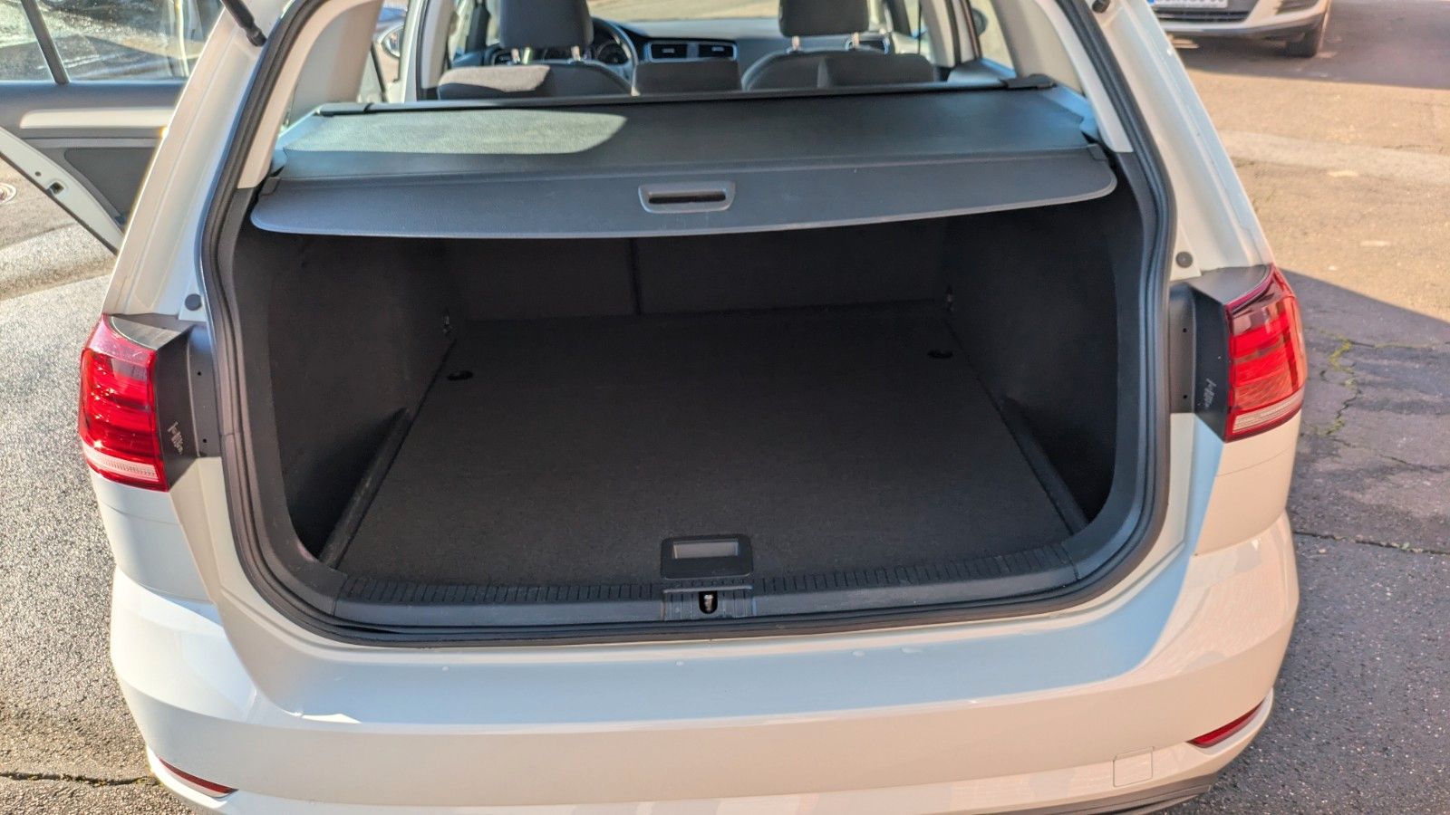 Volkswagen Golf VII Variant Trendline - Samsaru's Car Outlet