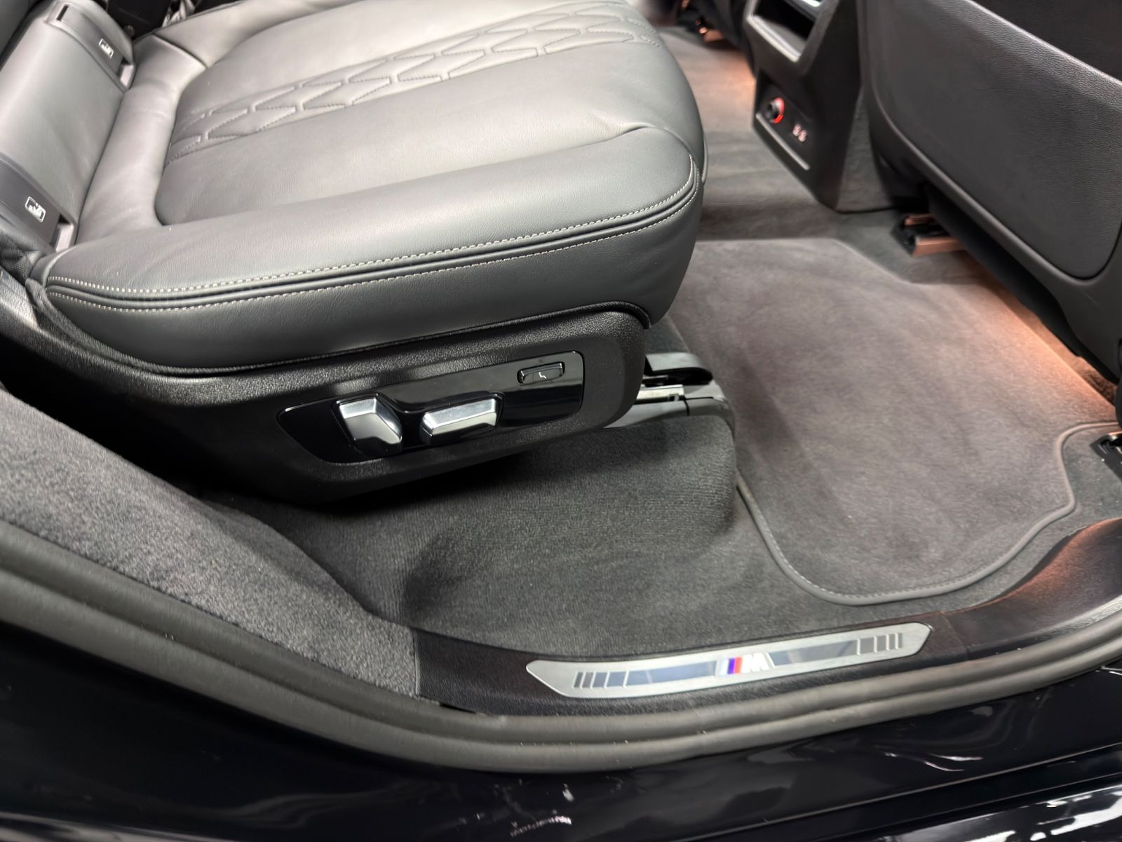 BMW X7 xDrive 40d M SPORT PRO|LUFT|PANO|7-SITZER|AHK