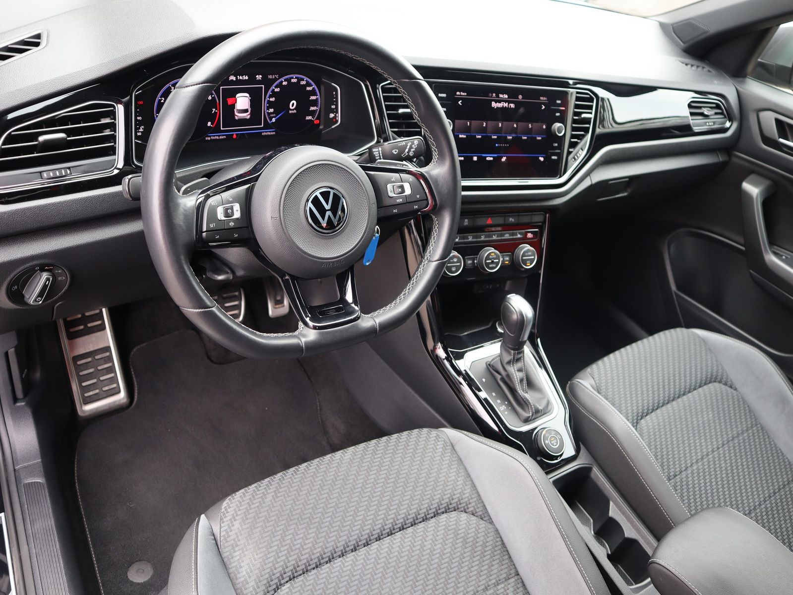 Volkswagen T-Roc 2.0 TSI DSG R 4Motion - Samsaru's Car Outlet