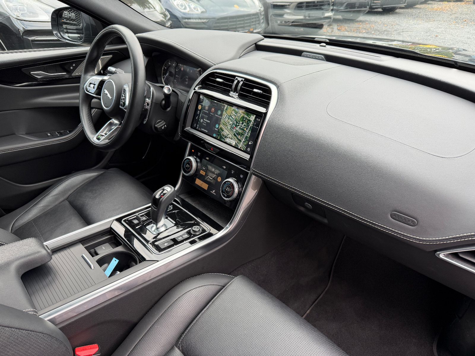 Jaguar XE R-Dynamic Black/PANO/360''KAM/MERIDIAN/LED