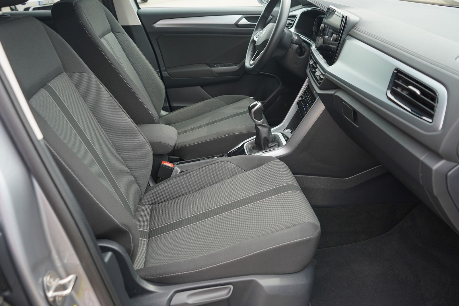 Volkswagen T-Roc 1.0 TSI Life - Samsaru's Car Outlet