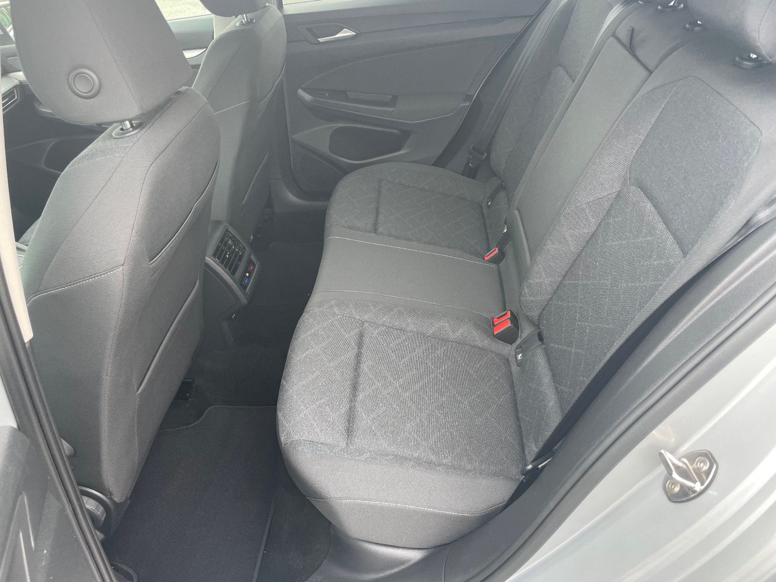 Volkswagen Golf VIII 1.5 TSI Lim. Life - Samsaru's Car Outlet