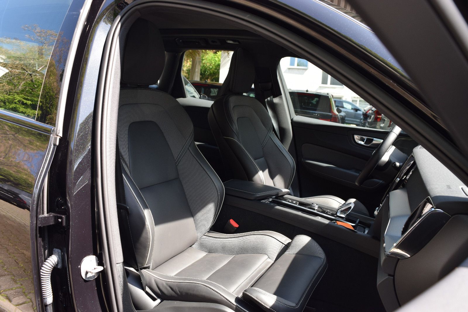 Volvo XC60 T6 Plus Black Edition - Samsaru's Car Outlet