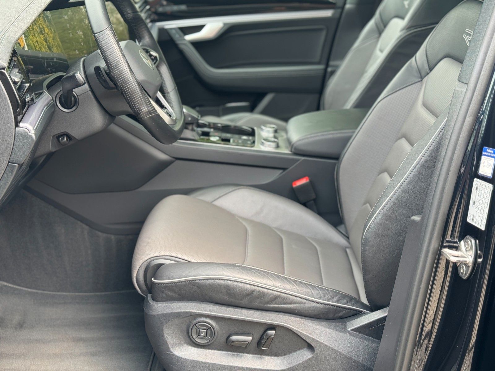 Volkswagen Touareg R-Line 4Motion - Samsaru's Car Outlet