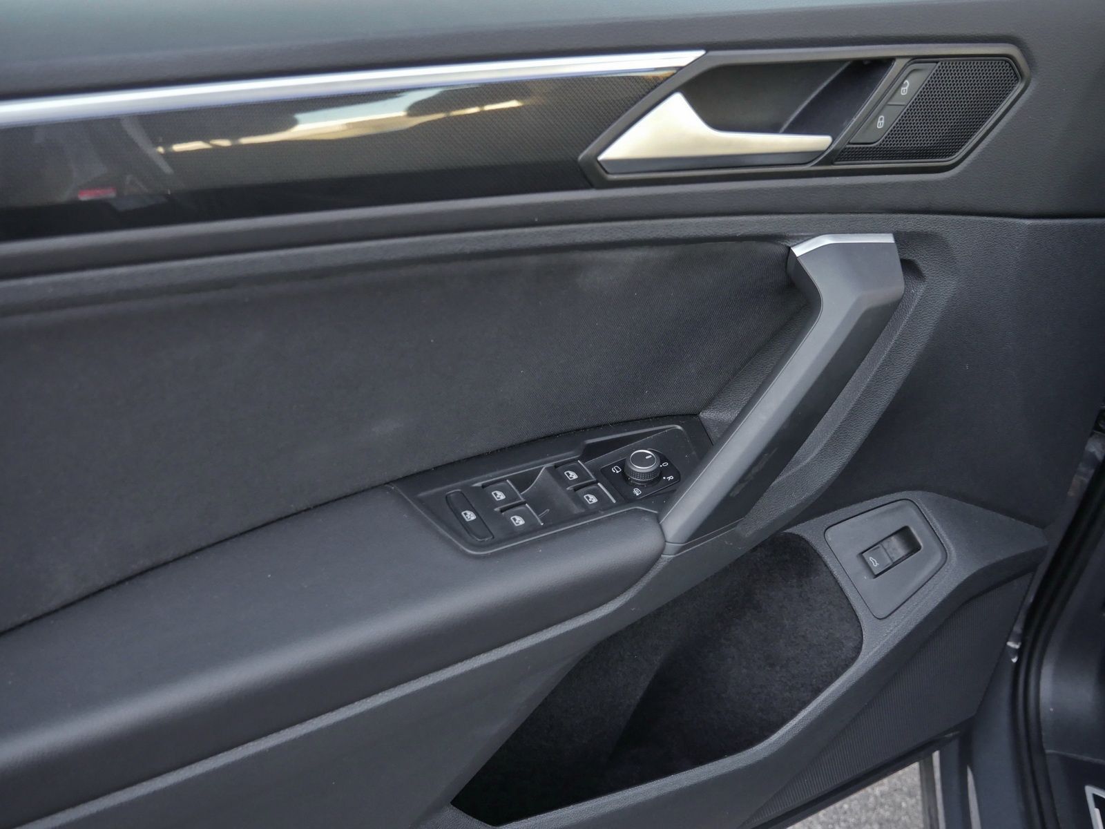 Volkswagen Tiguan Elegance 2.0 TDI - Samsaru's Car Outlet