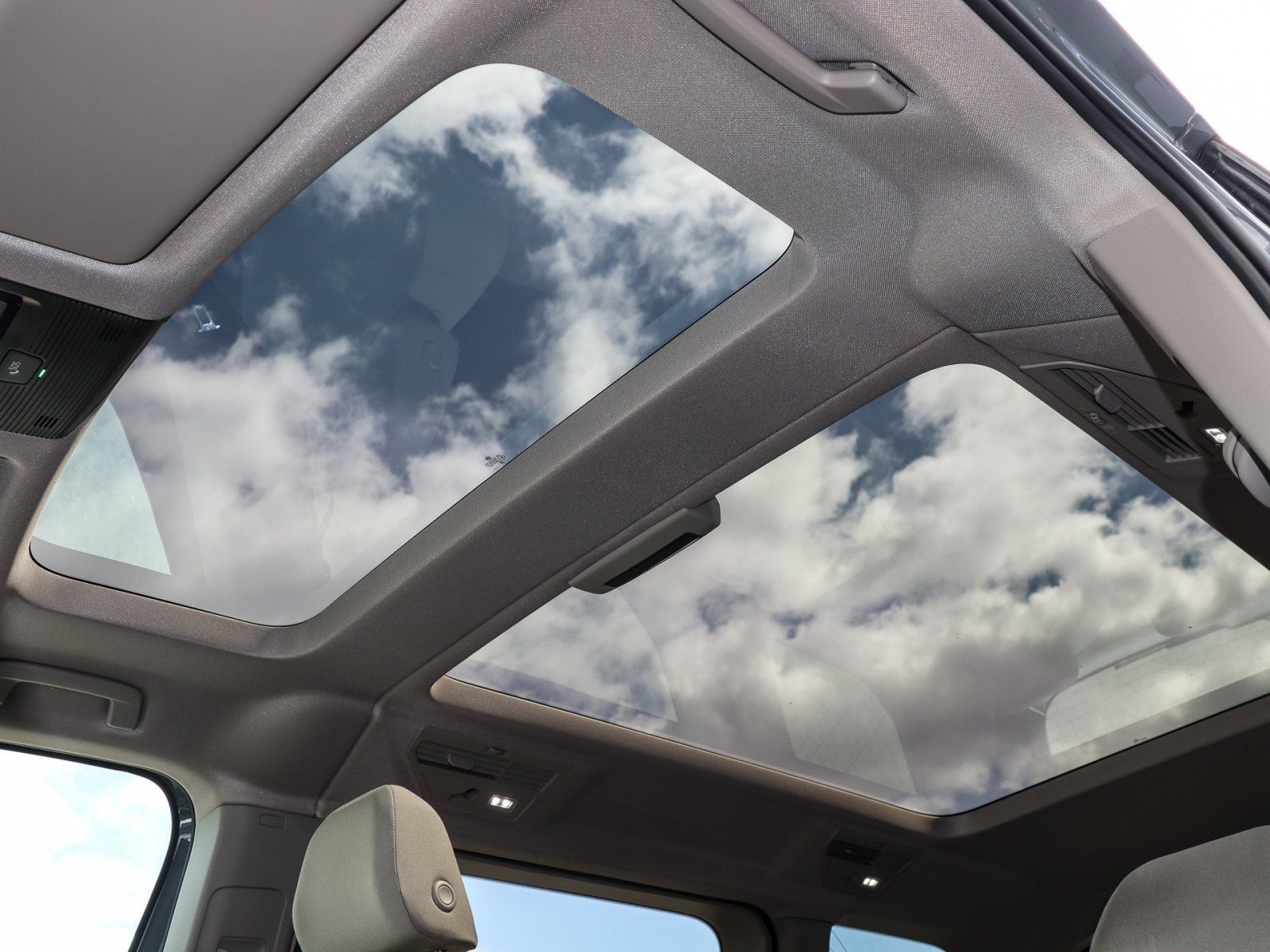 Volkswagen T7 Multivan 1.5 TSI DSG Life - Samsaru's Car Outlet