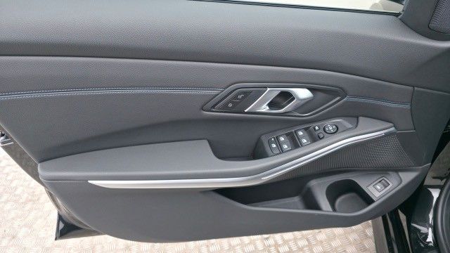 BMW 318i Touring M Sport AHK Panorama !Facelift!