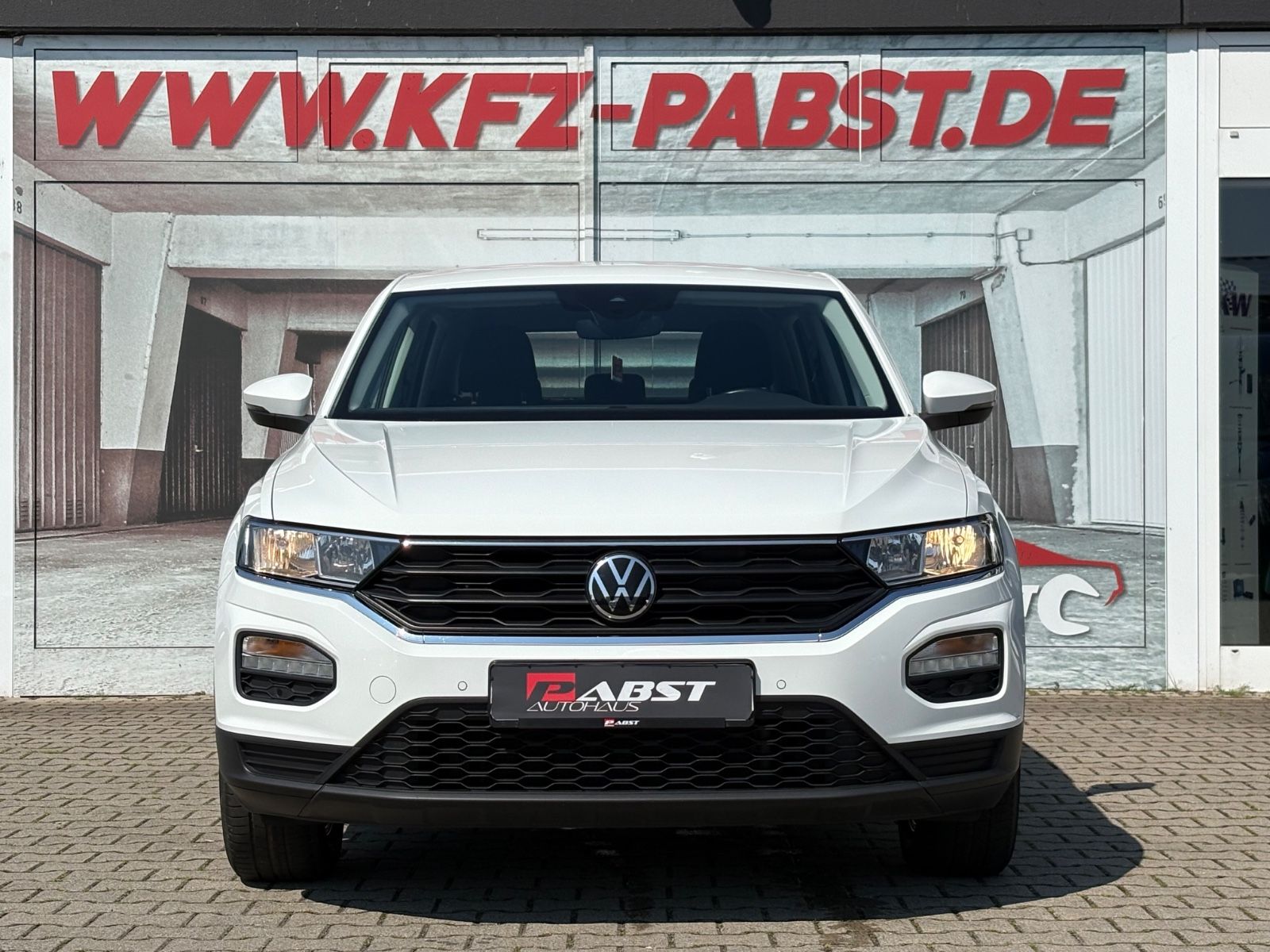 Volkswagen T-Roc - Samsaru's Car Outlet