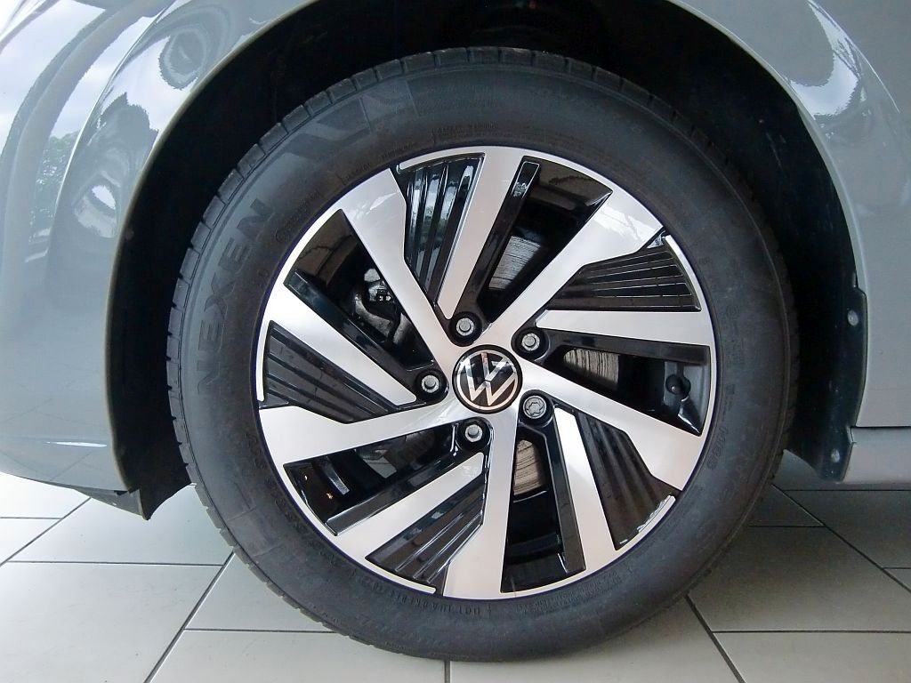 Volkswagen Golf VIII 1.5 TSI Life - Samsaru's Car Outlet