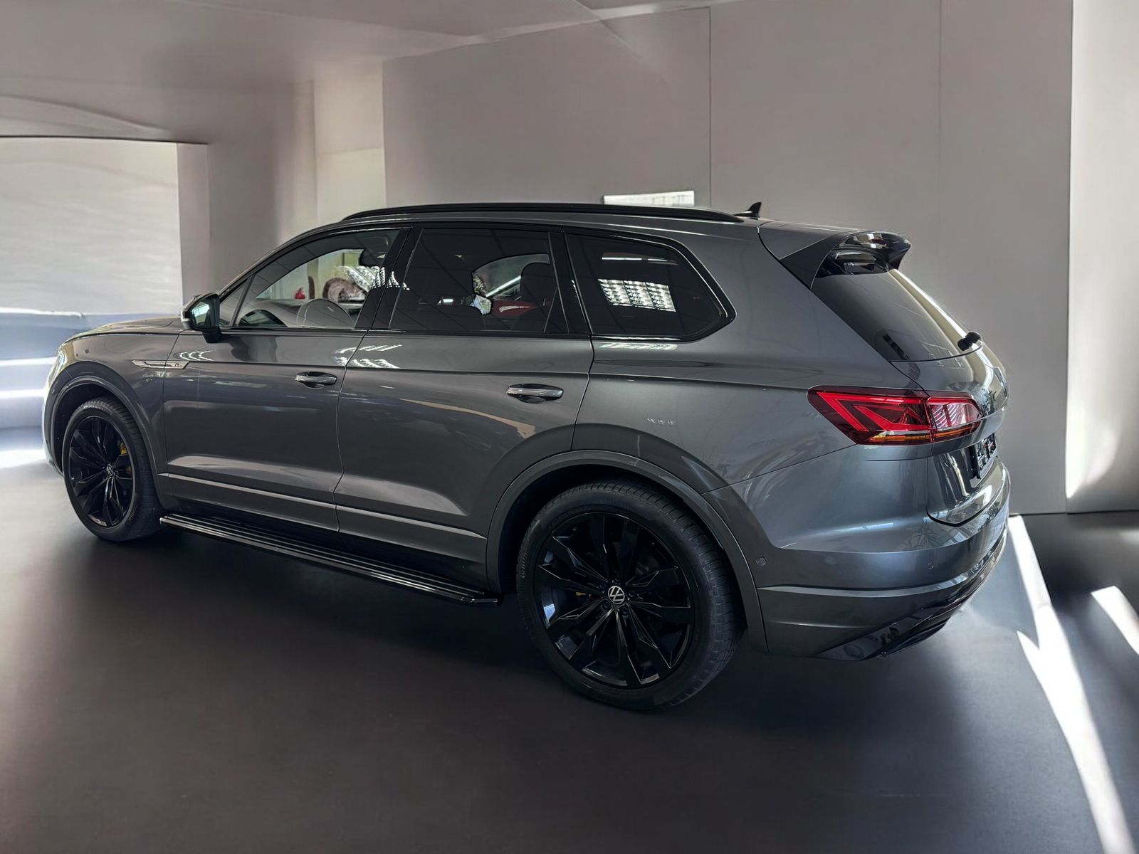 Volkswagen Touareg R-Line 4Motion - Samsaru's Car Outlet