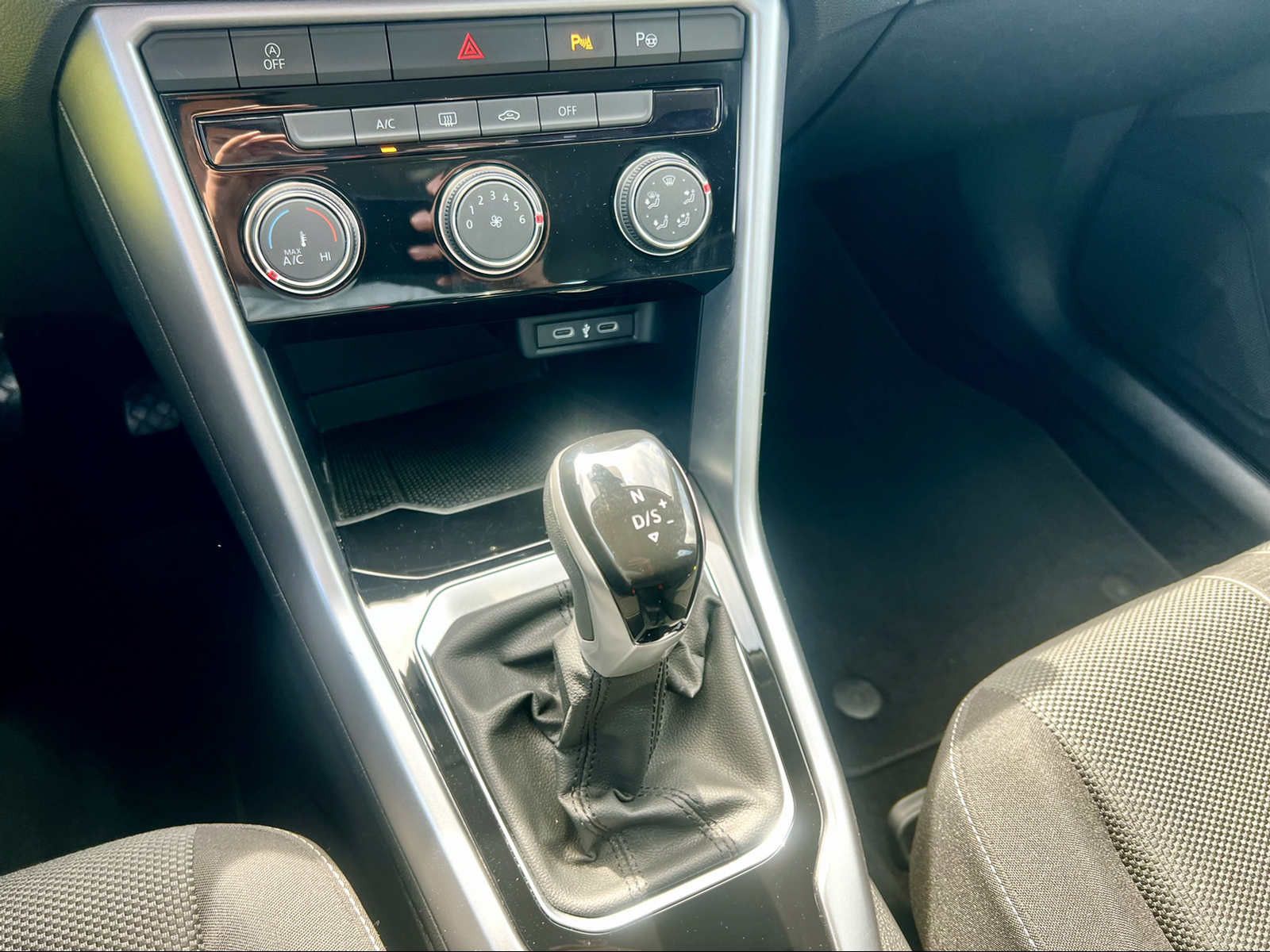 Volkswagen T-Roc LIFE - Samsaru's Car Outlet