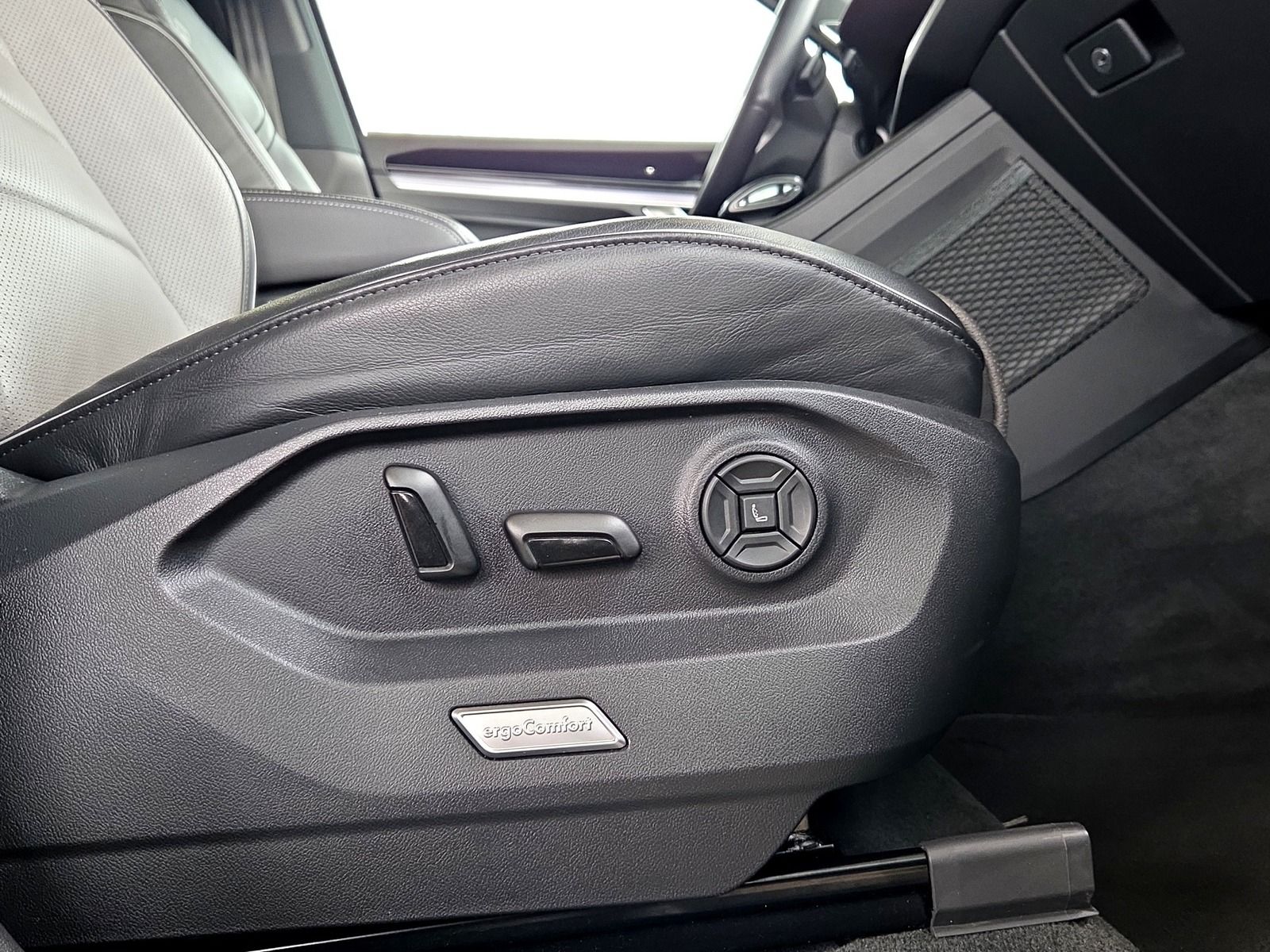 Volkswagen Touareg R-Line 4M PANO/HUD/IQ.LIGHT/21 ZOLL