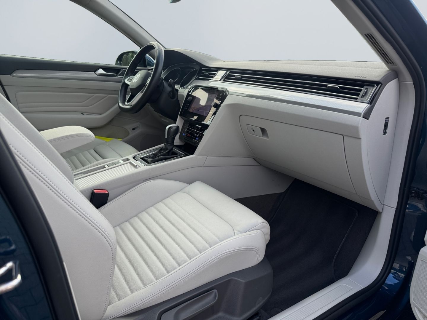 Volkswagen Passat 2.0 TDI DSG Business - Samsaru's Car Outlet