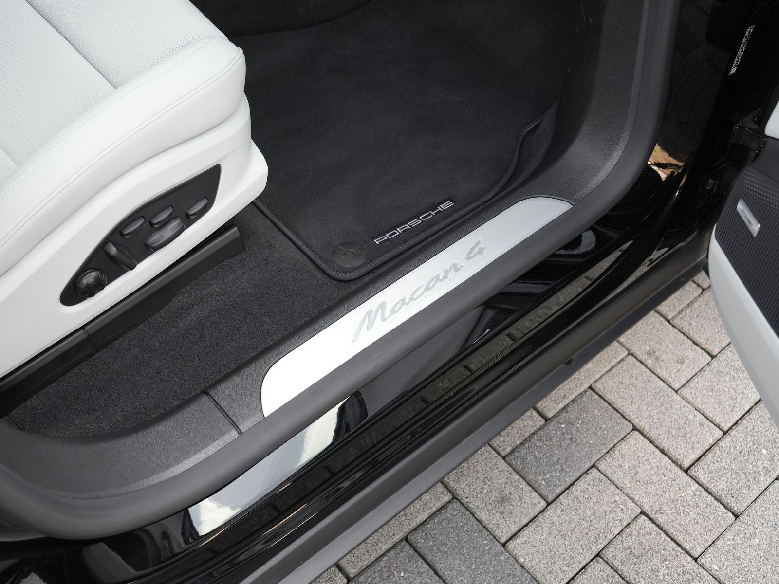 Porsche Macan 4 - Samsaru's Car Outlet