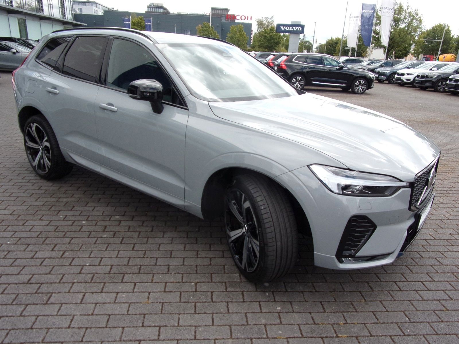 Volvo XC 60 B4 Plus Dark AWD - Samsaru's Car Outlet