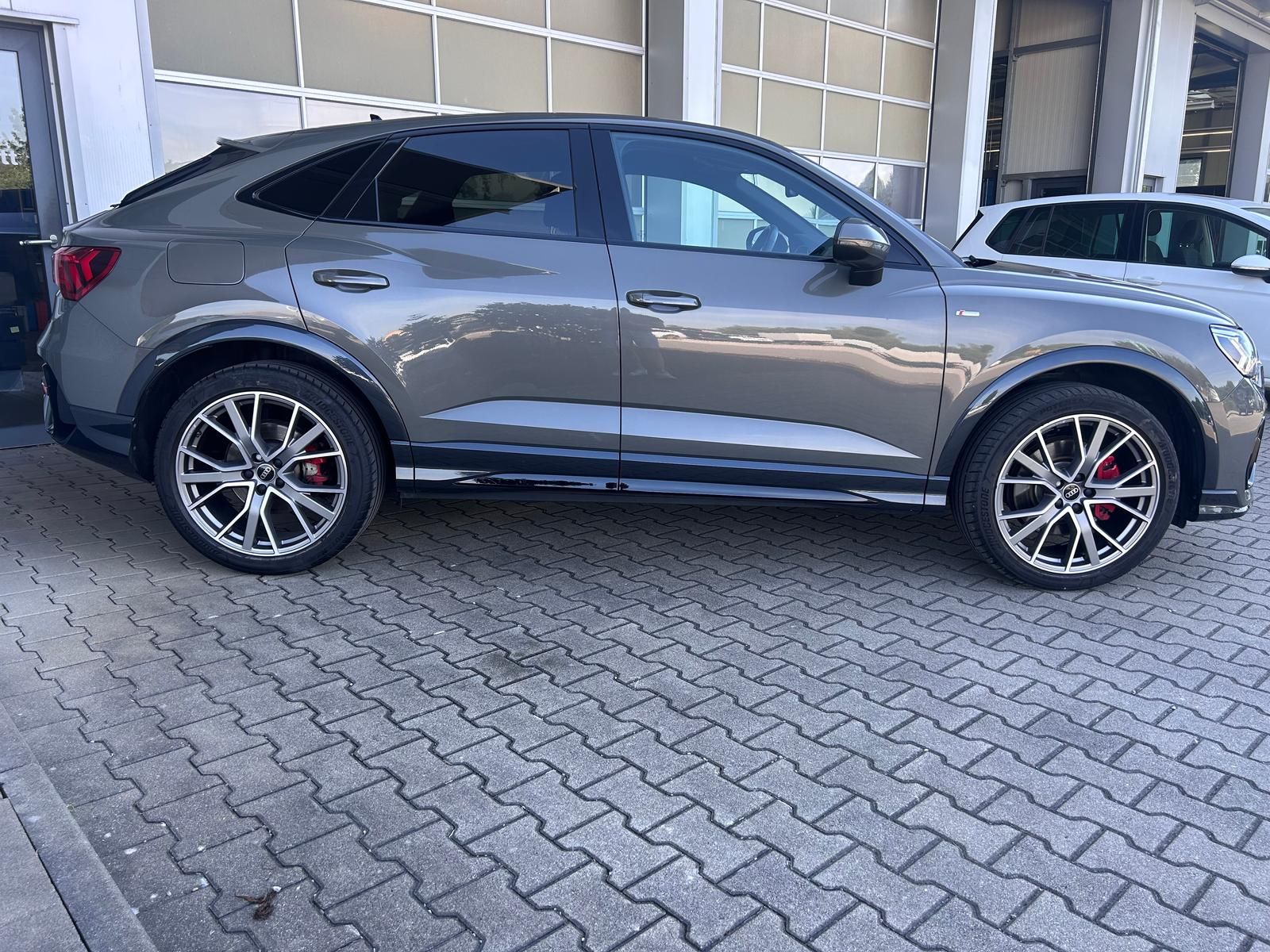 Audi Q3 40 TDI quattro S line 2.0TDI Sportb. AHK DCC