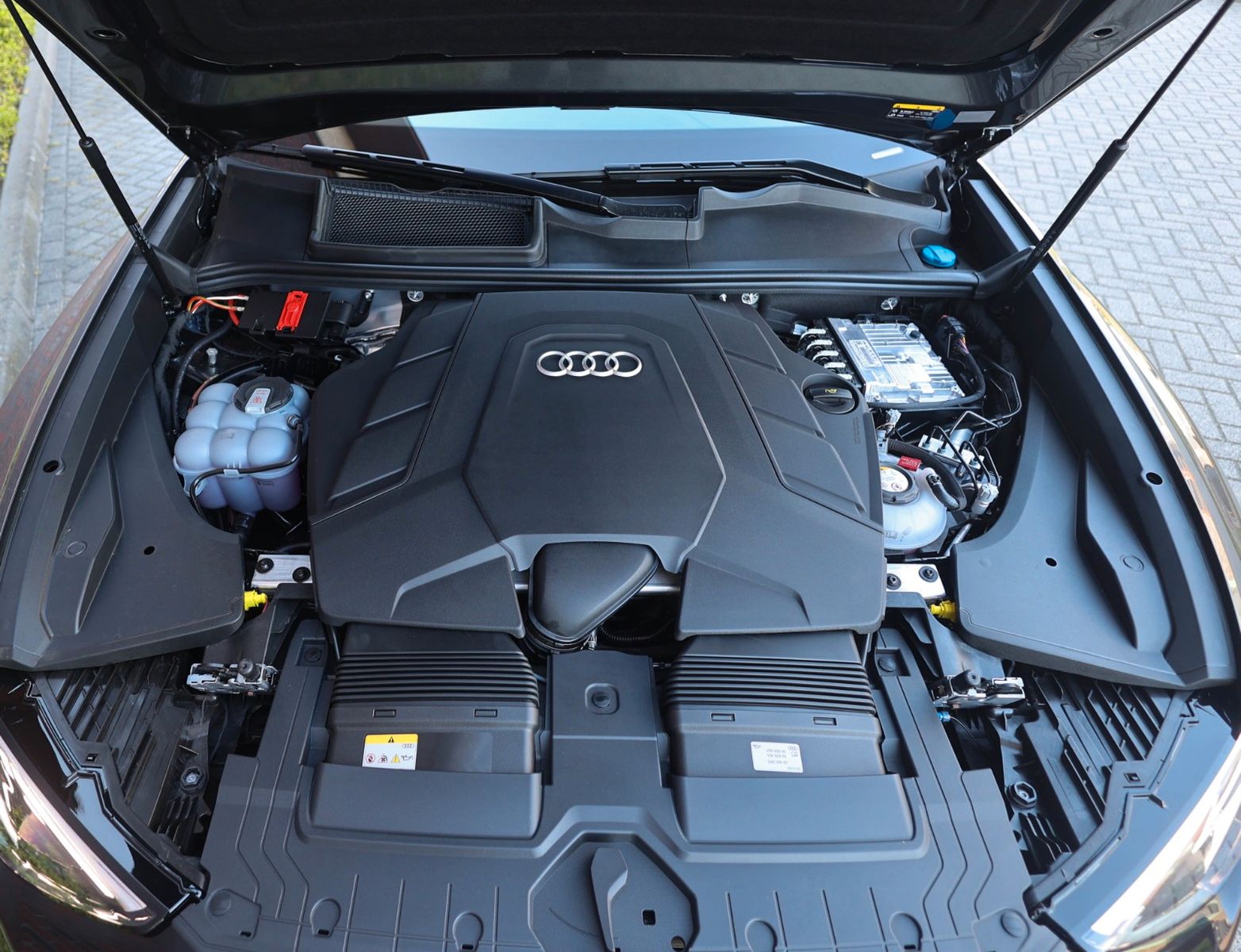 Audi Q8 60 TFSIe Quattro Advanced - Samsaru's Car Outlet