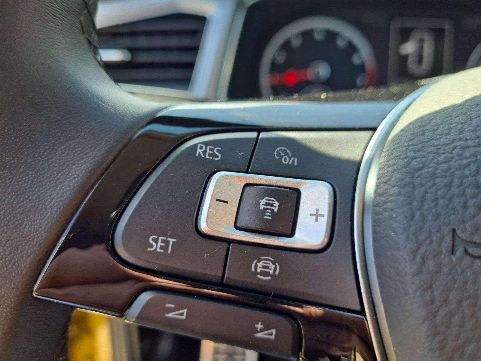 Volkswagen T-Roc 1.5 TSI Active - Samsaru's Car Outlet