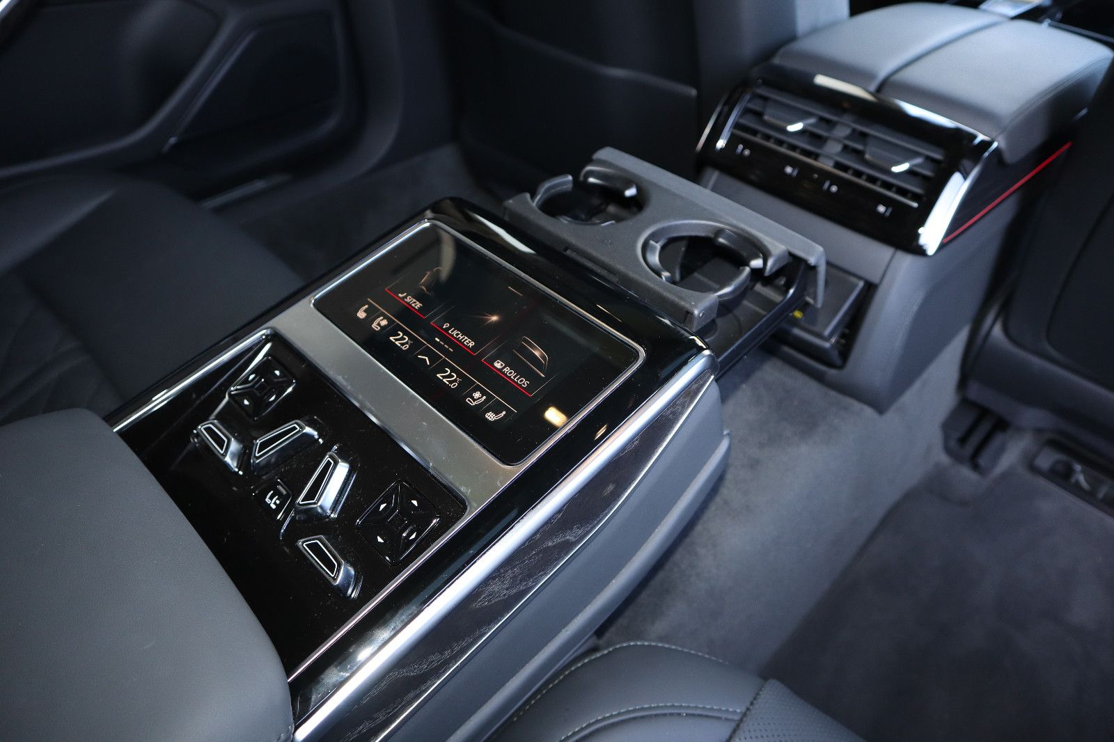 Audi A8L 60 TFSIe lang exclusive M.25/BLACK-P./S-LINE" → "Audi A8L 60 TFSIe lang exclusive S-LINE - Samsaru's Car Outlet