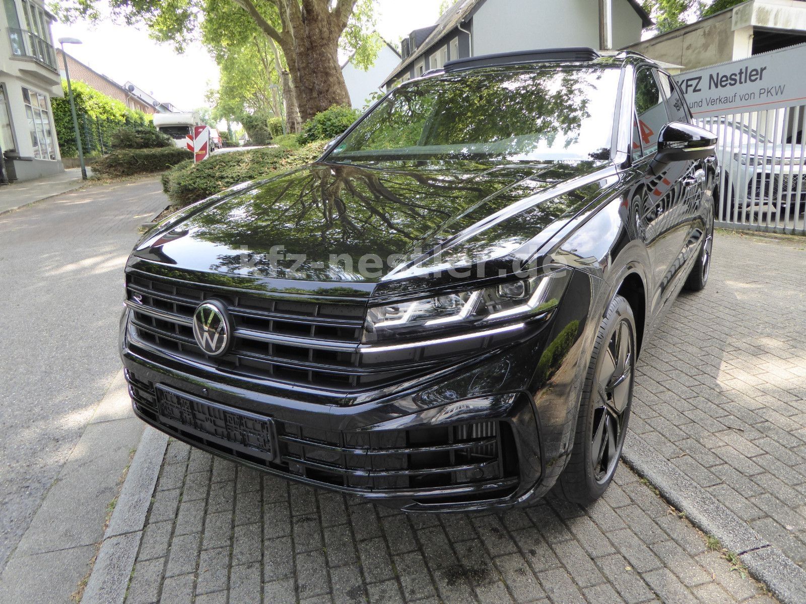 Volkswagen Touareg R eHybrid - Samsaru's Car Outlet