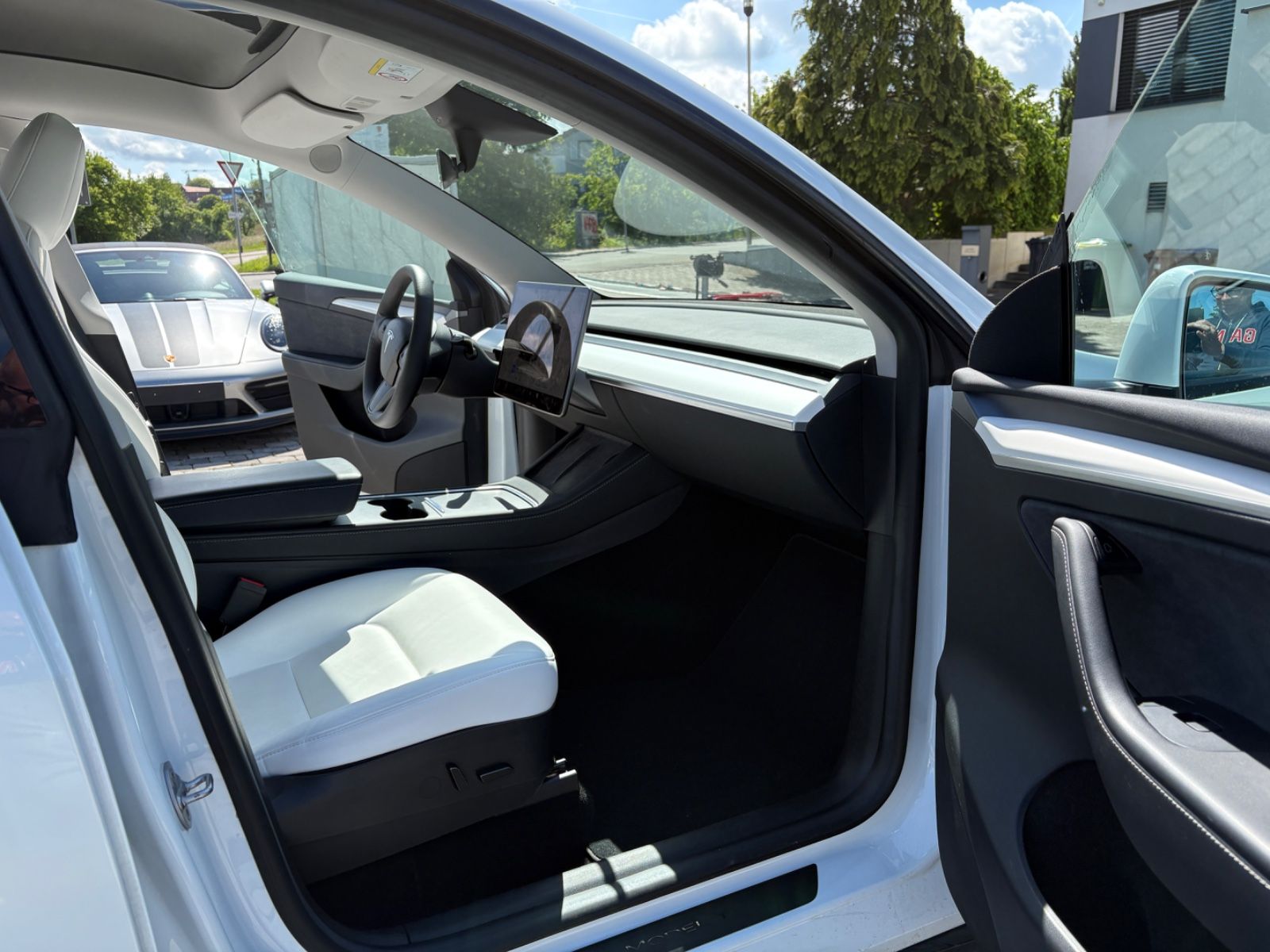 Tesla Model Y RWD Innen weiß