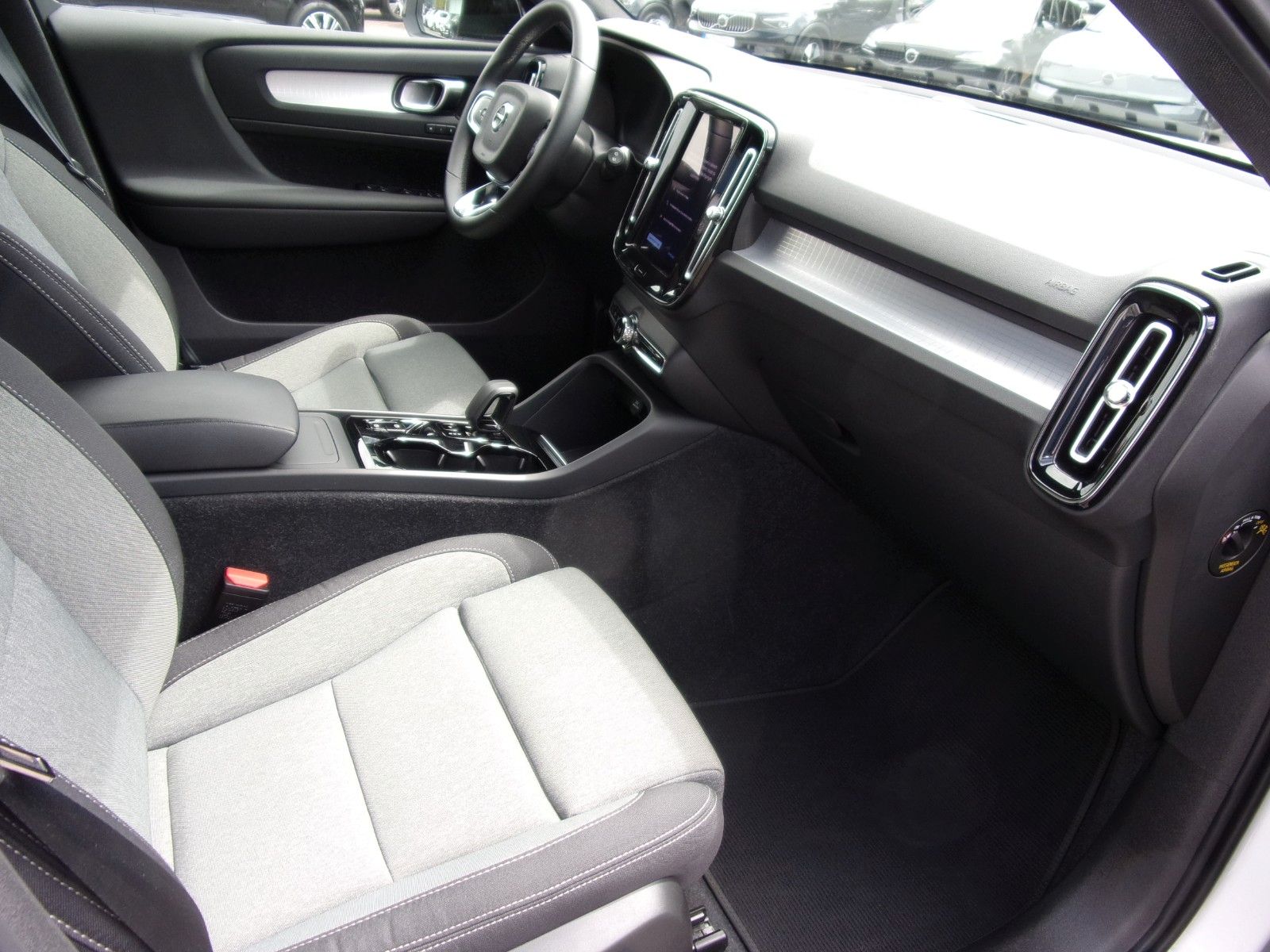 Volvo XC 40 B3 Plus Dark 2WD - Samsaru's Car Outlet